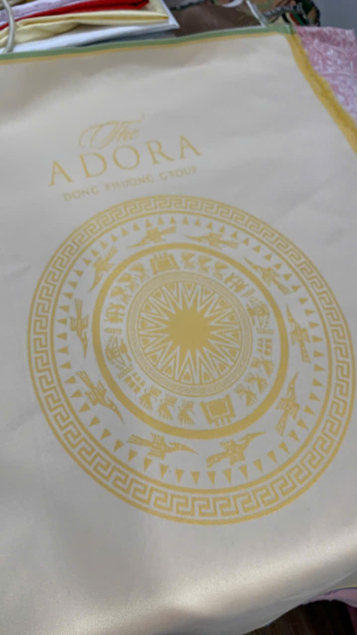 Áo Ghế Dệt Logo Cho Nhà Hàng Tiệc Cưới